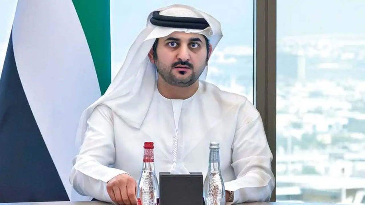 مكتوم بن محمد يشيد بمحمد الفلاسي كنموذج ملهم للنجاح